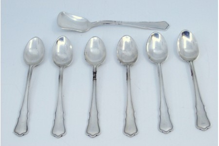 Conjunto de seis colheres de café e pá de açúcar em prata com os cabos frisados.